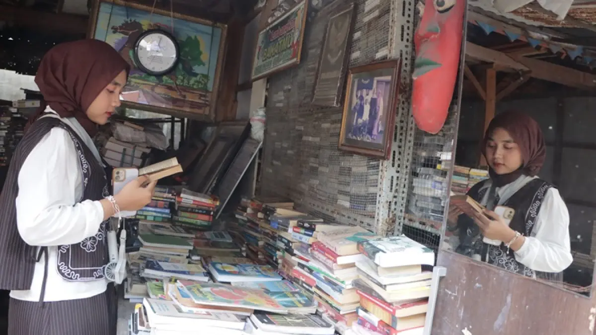 Pembeli memilih koleksi buku bekas di Taman Buku dan Majalah kompleks Alun-Alun Utara Keraton Solo, Senin (30/3). (M IHSAN/RADAR SOLO)