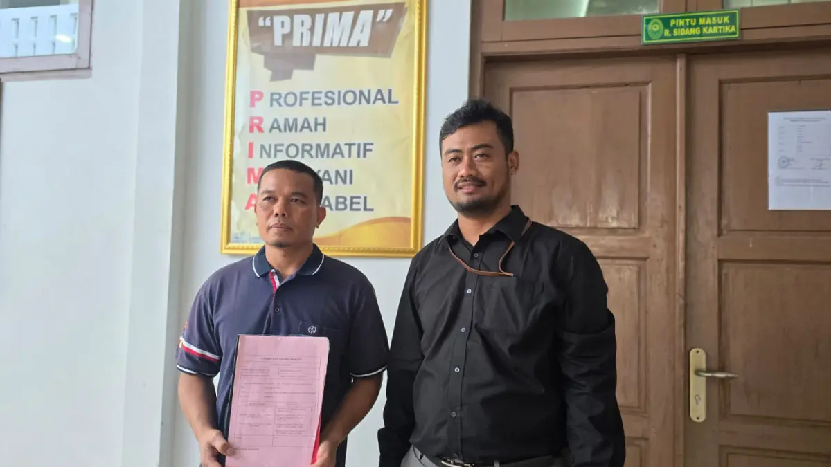 Penasihat hukum korban penipuan seorang polisi di Sragen menunjukkan berkas perkara sidang di pengadilan, Senin (30/3/2026). (Ahmad Khairudin/Radar Solo)