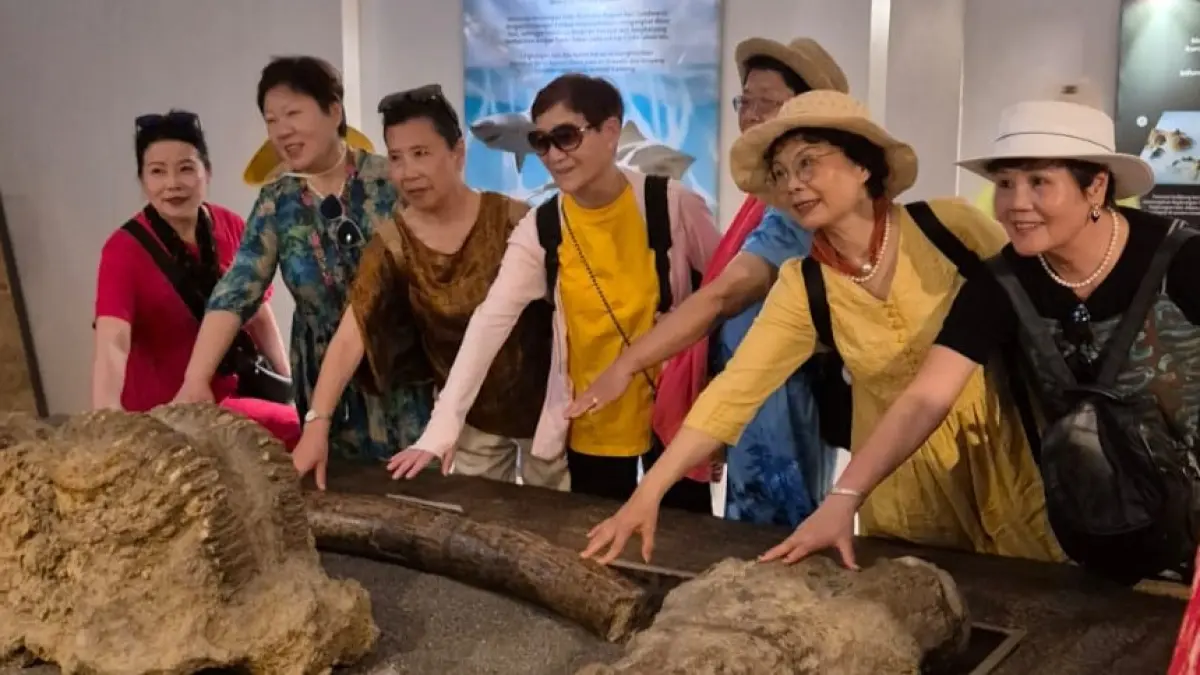 Pengunjung mancanegara melihat koleksi Museum Manusia Purba Sangiran di Kalijambe, Sragen. (Ahmad Khairudin/Radar Solo)