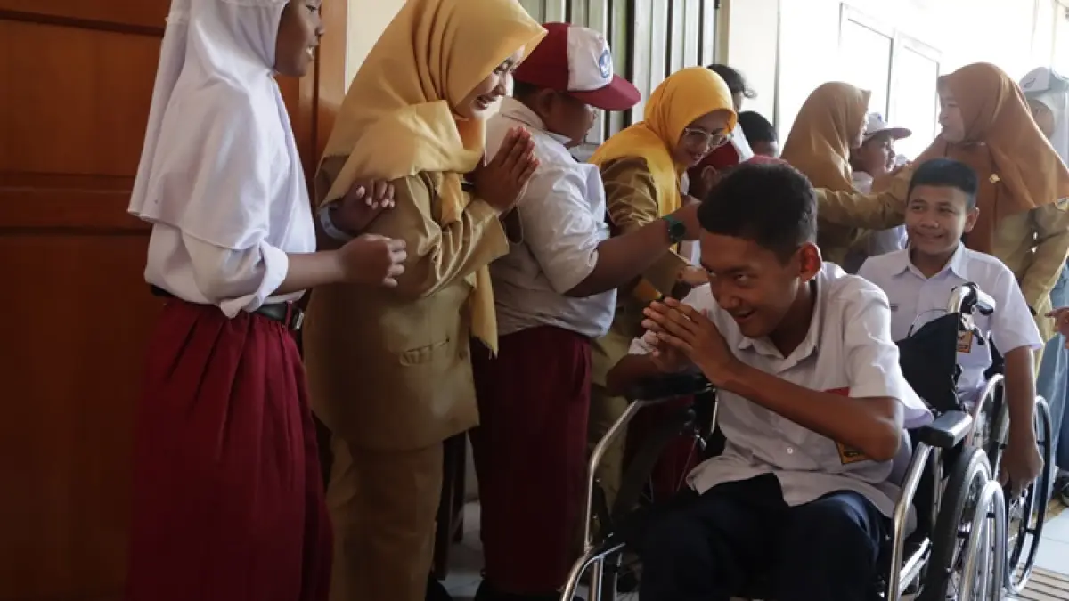 Siswa dan guru SLBN Surakarta bersalaman dan saling memaafkan saat halal bihalal, Senin (30/3).
