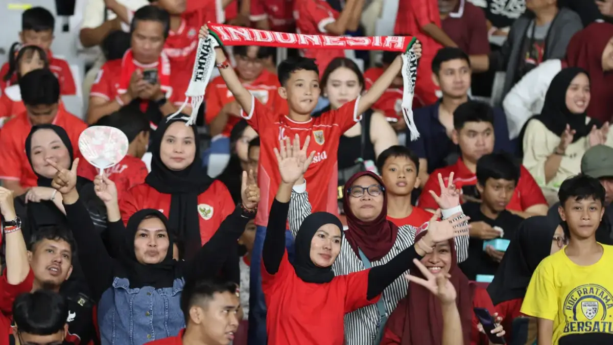 Suporter Timnas Indonesia memberi dukungan penuh untuk skuad Garuda di Stadion Utama Gelora Bung Karno (SUGBK), Jakarta. (Dery Ridwansah/ JawaPos.com)

 
