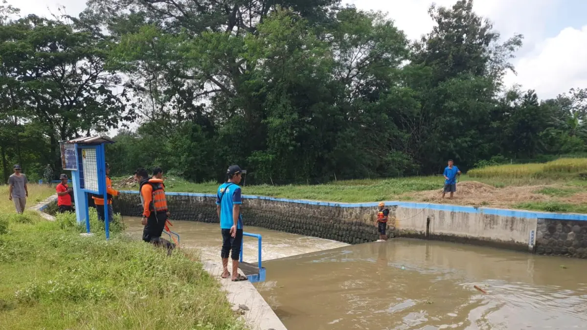 Tim SAR terus melakukan pencarian anak 8 tahun yang hanyut di aliran DAM Colo, Kecamatan Kebakkramat, Karanganyar, Senin (30/3/2026). (Rudi Hartono/Radar Solo)