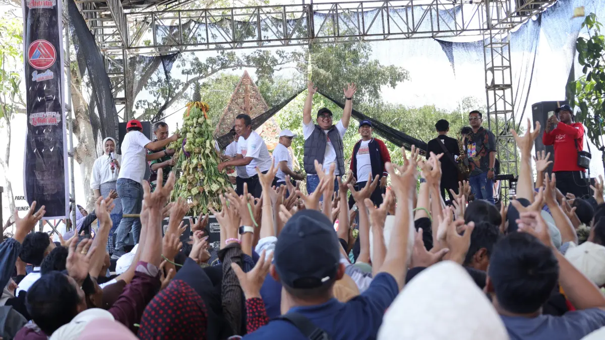 Tradisi Andum Kupat di Objek Wisata WGM baru-baru ini. (Iwan Adi/Radar Solo)