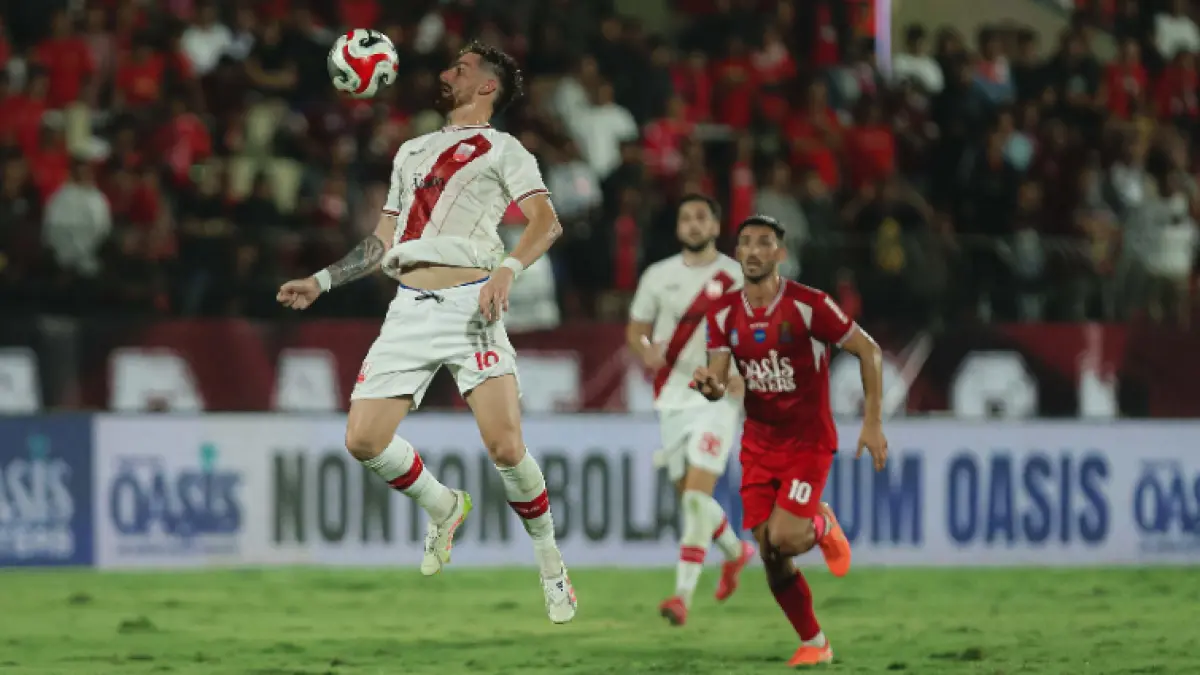 UNJUK GIGI: Laga Persis Solo melawan Persijap Jepara di Stadion Gelora Bumi Kartini, Kamis (5/3). (TIM MEDIA PERSIS SOLO)