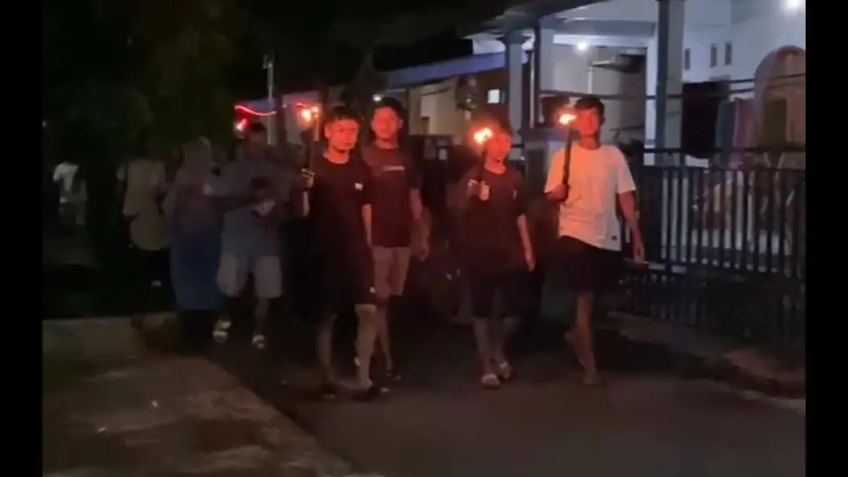 Warga Dusun Tasgunting, Desa Nangsri, Kecamatan Kebakkramat, Karanganyar berkeliling dusun untuk mencari Faiz,8, yang hingga kini keberadaannya belum diketahui, Senin (30/3/2026). (Rudi Hartono/Radar Solo)