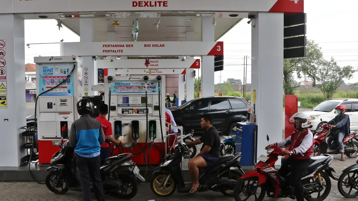 Antrean mengisi BBM di SPBU Colomadu, Selasa kemarin (31/3/2026). (Arief Budiman/Radar Solo)