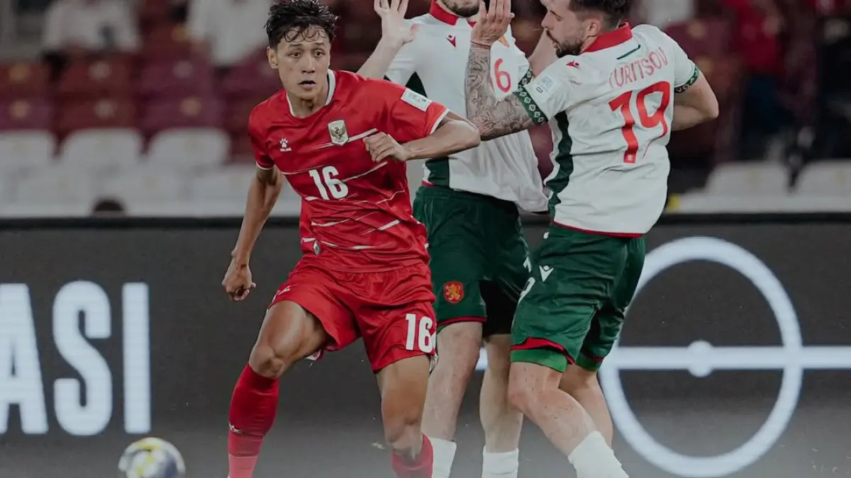 BANGGA: Bek Timnas Indonesia asal Boyolali Doni Tri Pamungkas saat membela Timnas melawan Bulgaria di Stadion Utama Gelora Bung Karno (30/3). (INSTAGRAM @Persija)