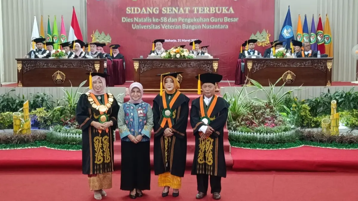 BANGGA: Universitas Veteran Bangun Nusantara kukuhkan Dewi Kusumaningsih (dua dari kanan) sebagai guru besar dalam bidang Ilmu Linguistik Umum, Selasa (31/3/2026). (ALFIDA NURCHOLISAH/RADAR SOLO)