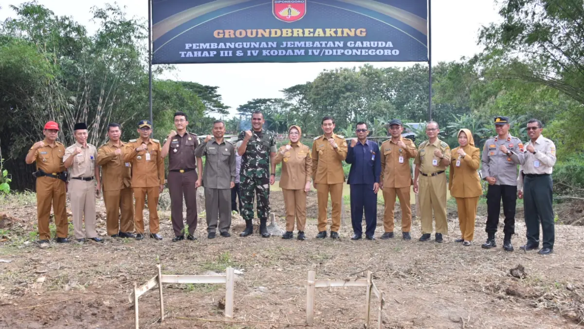Bupati Etik Suryani, Wakil Bupati Eko Sapto Purnomo, serta Komandan Kodim (Dandim) 0726/Sukoharjo Letkol Inf Reza Sahputra meresmikan pembangunan Jembatan Garuda di Desa Tambakboyo, Kecamatan Tawangsari, Sukoharjo. (IWAN KAWUL/RADAR SOLO)