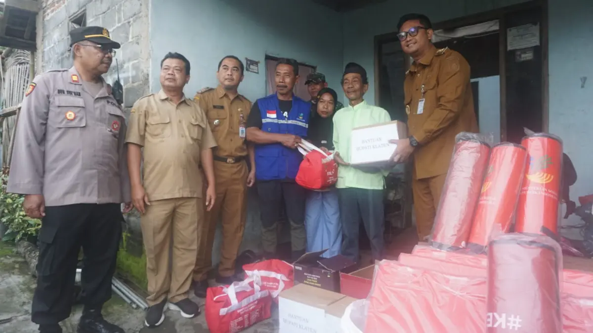 Bupati Klaten Hamenang Wajar Ismoyo saat menyerahkan bantuan warga terdampak bencana angin kencang di Karanganom dan Tulung, Senin (30/3/2026). (Angga Purenda/Radar Solo)