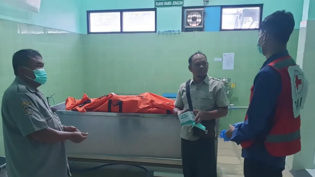 Jenazah bocah korban tenggelam asal Desa Bangsri, Kebakkramat, Karanganyar dievakuasi. (Rudi Hartono/Radar Solo) 
