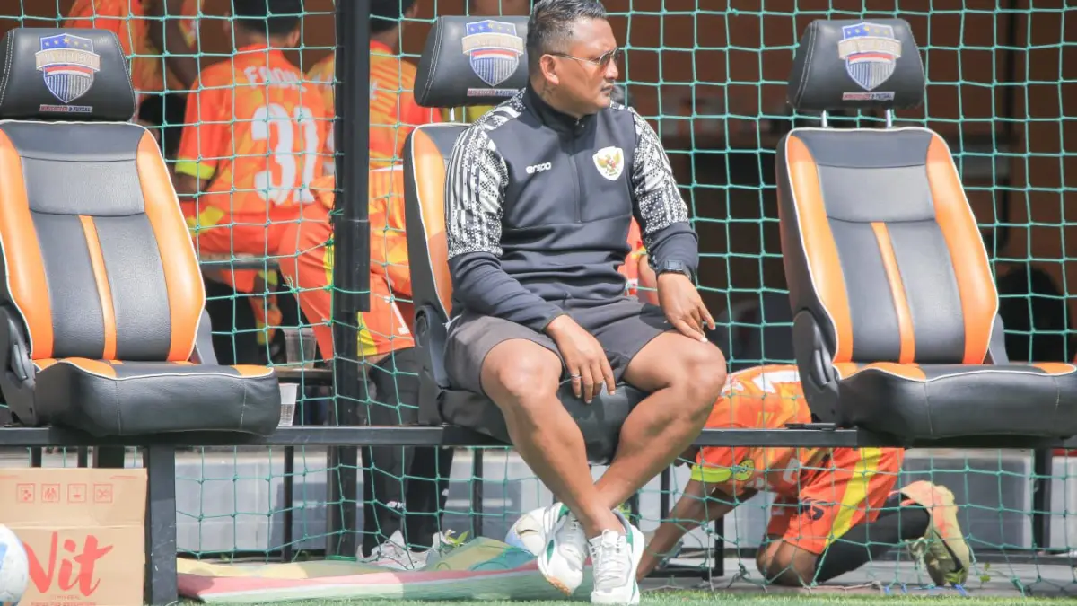 Joko Sasongko saat sibuk melatih bibit-bibit muda di Sekolah Sepak Bola (SSB). (DOK.PRIBADI)
