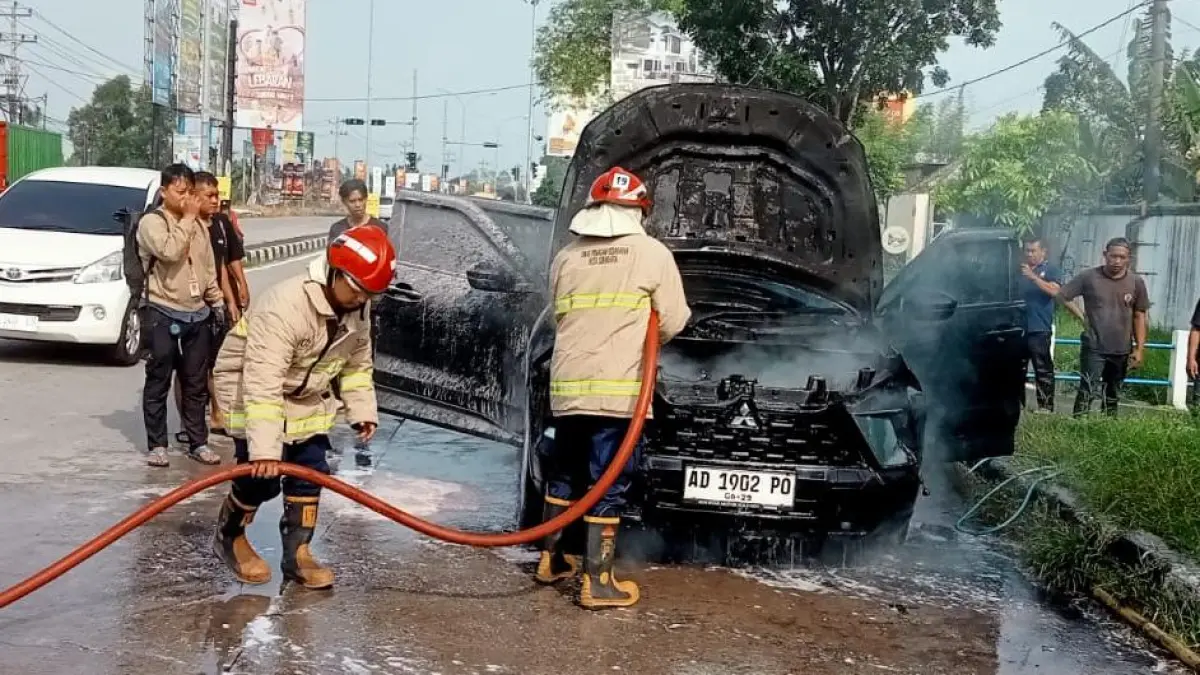Kondisi mobil yang terbakar di dekat Exit tol Klodran, Colomadu, Karanganyar, Selasa (31/3/2026). (Rudi Hartono/Radar Solo) 