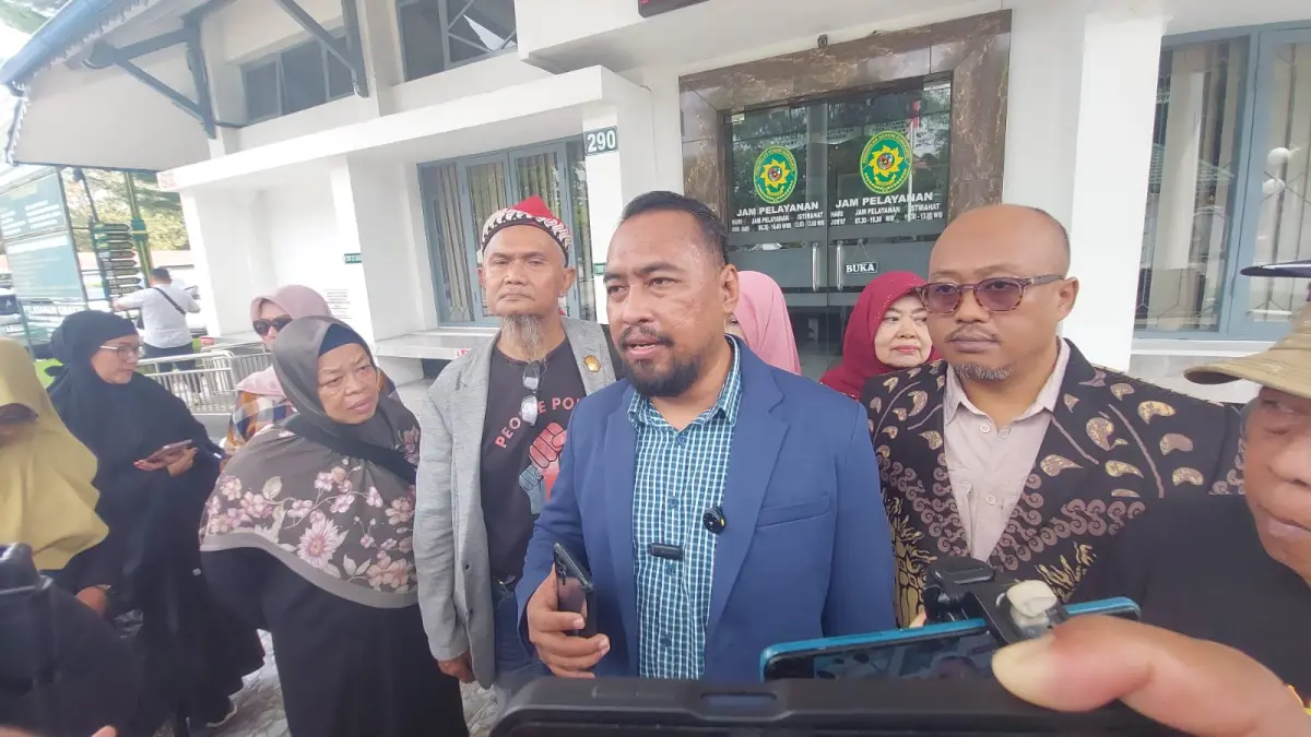 Kuasa hukum penggugat ijazah Jokowi beri keterangan kepada wartawan usai sidang, Selasa (31/3/2026). (A Christian/Radar Solo)