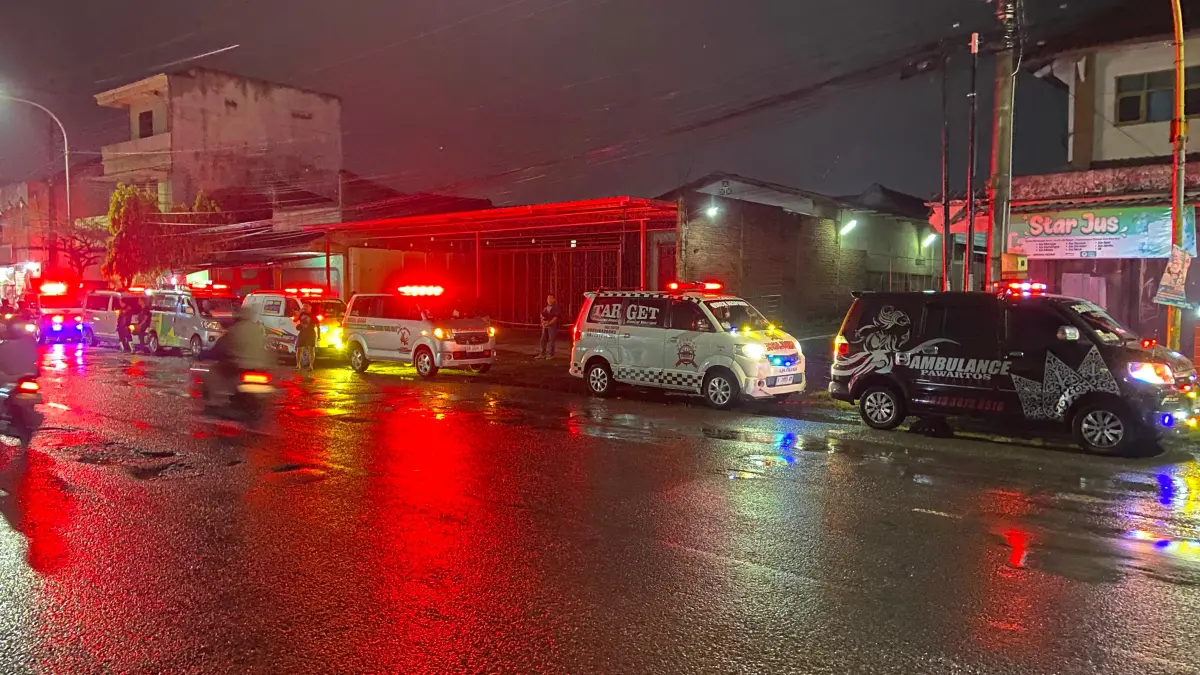Sejumlah ambulans dari berbagai komunitas relawan disiagakan di depan SMPN 1 Kartasura, Senin malam (30/3), menyusul banyaknya kecelakaan akibat lubang di Jalan Adi Sumarmo.