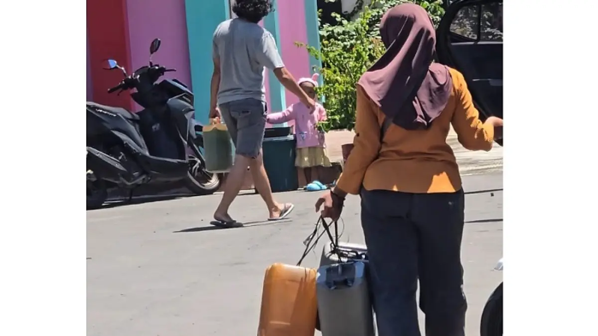 Tangkapan layar video warga diduga memborong BBM di salah satu SPBU di Sragen. (Ist)