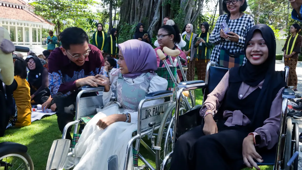TEBAR MOTIVASI: Mangkunegara X bercengkrama dengan anak-anak berkebutuhan khusus (ABK) di Candiratna, Mangkunegaran (29/3).&nbsp;(ARIEF BUDIMAN/RADAR SOLO) 