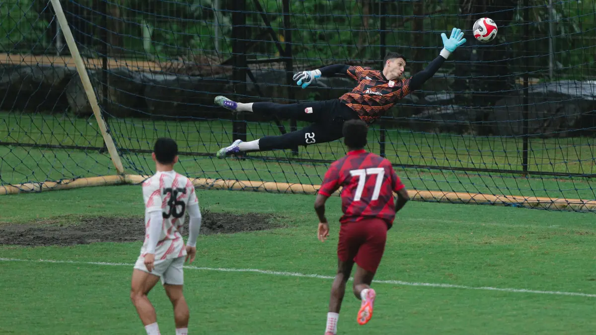 TERBANG: Kiper Persis Solo Vukašin Vraneš saat menyelamatkan gawangnya di sesi latihan. (TIM MEDIA PERSIS SOLO)
