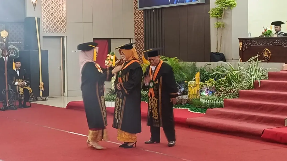 Univet Bantara kukuhkan Dewi Kusumaningsih (dua dari kanan) sebagai guru besar dalam bidang Ilmu Linguistik Umum, Selasa (31/3). (ALFIDA NURCHOLISAH/RADAR SOLO)