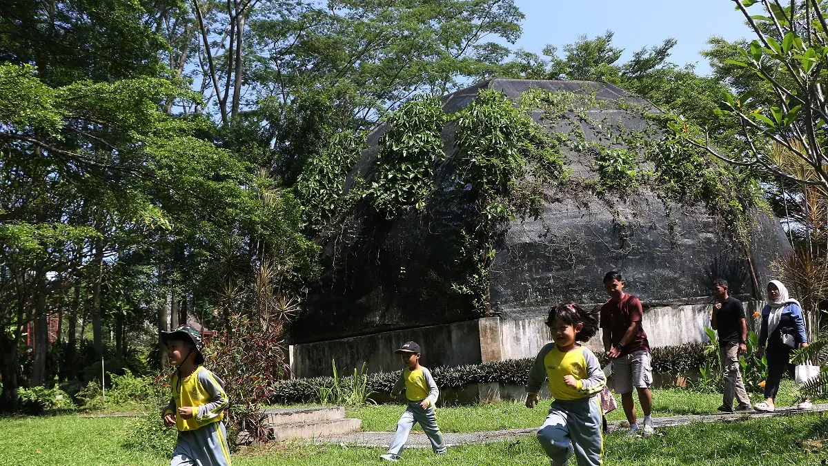 Anak-anak bermain di Kebun Raya Indrokilo Boyolali, Rabu (1/4/2026). Sejumlah tempat wisata diserbu pengunjung selama libur Lebaran. 