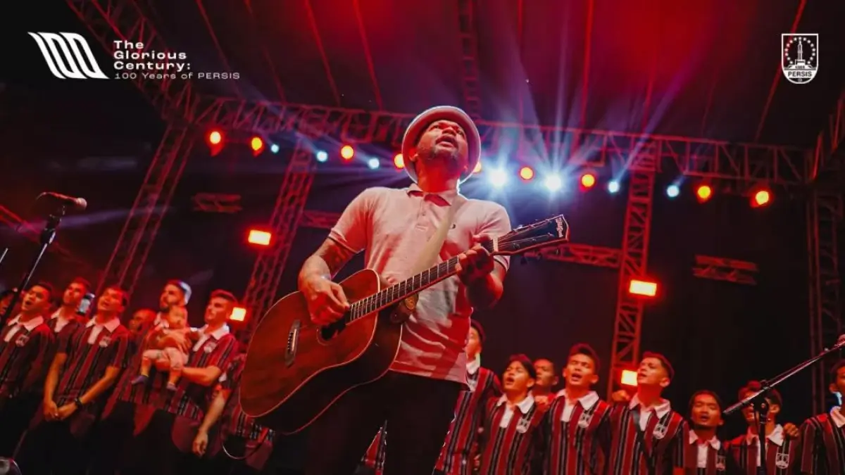 DEDIKASI: Zoelham TWCS saat menyanyikan anthem Satu Jiwa di hadapan pemain Persis Solo dan suporter, 2023 silam. (TIM MEDIA PERSIS SOLO)
