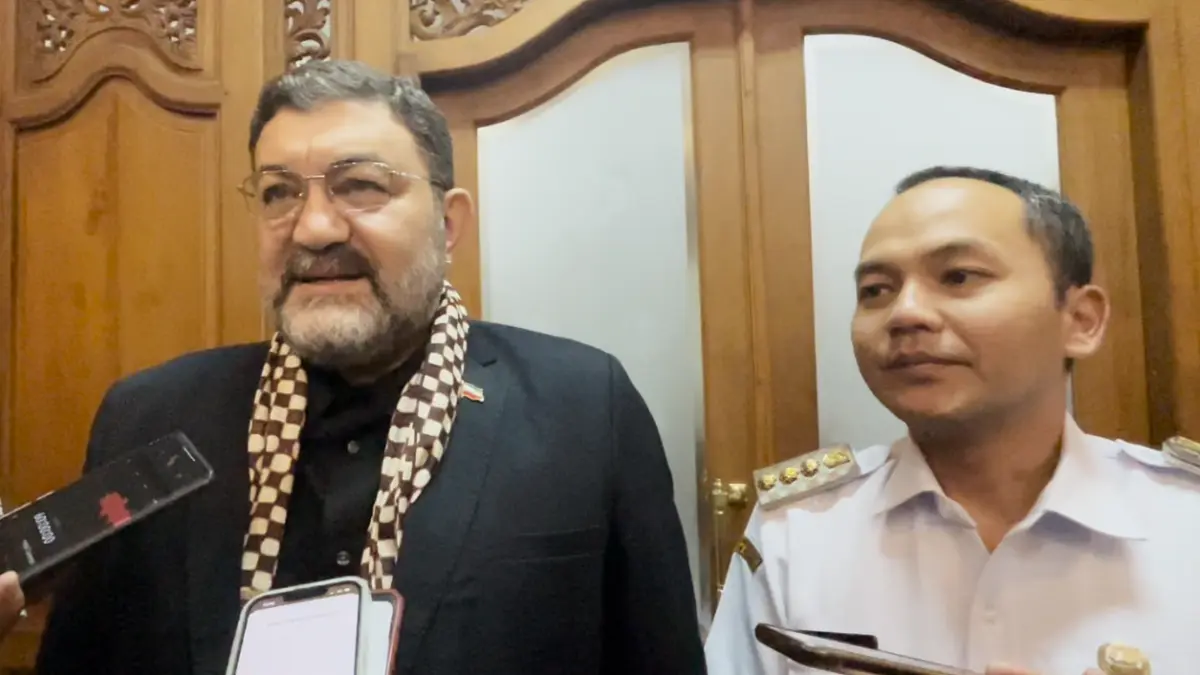 Dubes Iran untuk Indonesia Mohammad Boroujerdi bersama Wali Kota Solo Respati Ardi di Balai Kota, Rabu (1/4/2026).