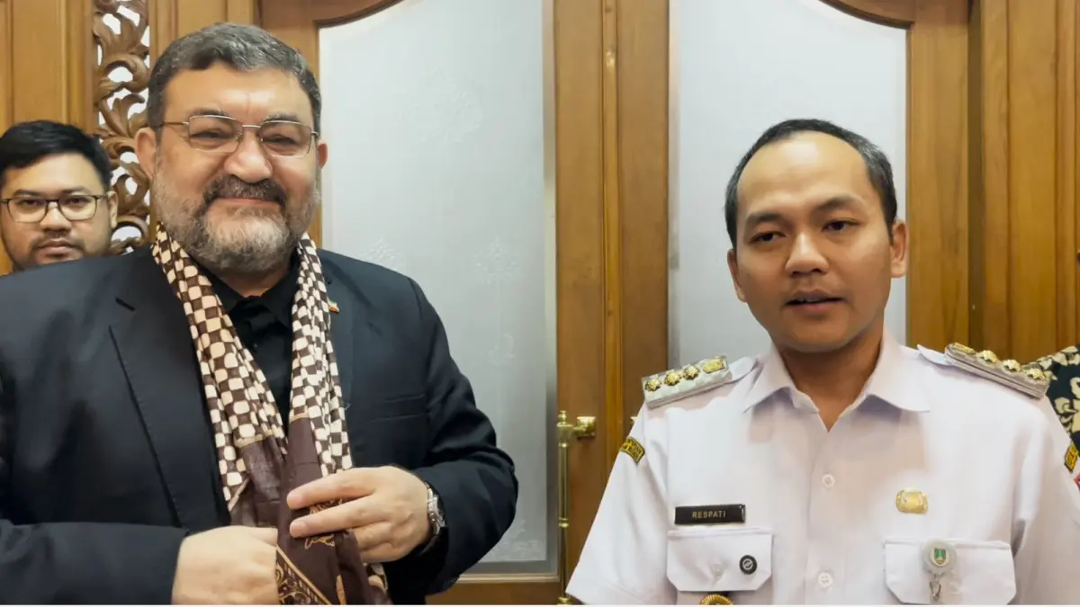 Dubes Iran untuk Indonesia Mohammad Boroujerdi bersama Wali Kota Solo Respati Ardi usai pertemuan tertutup di Balai Kota Solo, Rabu (1/4/2026). (SILVESTER/RADAR SOLO)