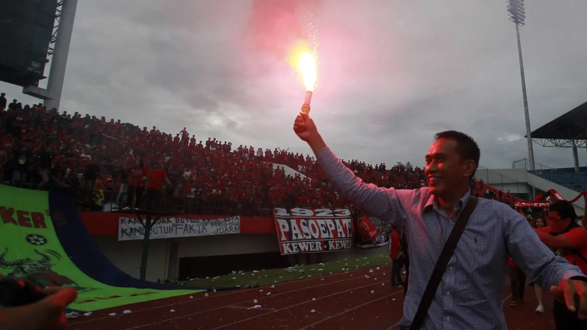 Head Coach Persis Solo Widyantoro merayakan laga di depan Pasoepati yang memadati Stadion Manahan, 2013 silam. (DOK. RADAR SOLO). 