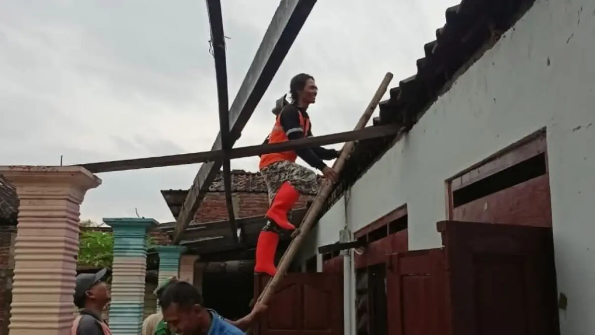 Ilustrasi penanganan atap rumah warga yang rusak disapu angin kencang di Kabupaten Sukoharjo. (IWAN KAWUL/RADAR SOLO)