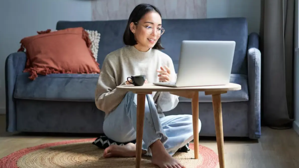Ilustrasi work from home (WFH) karyawan swasta. (Freepik)