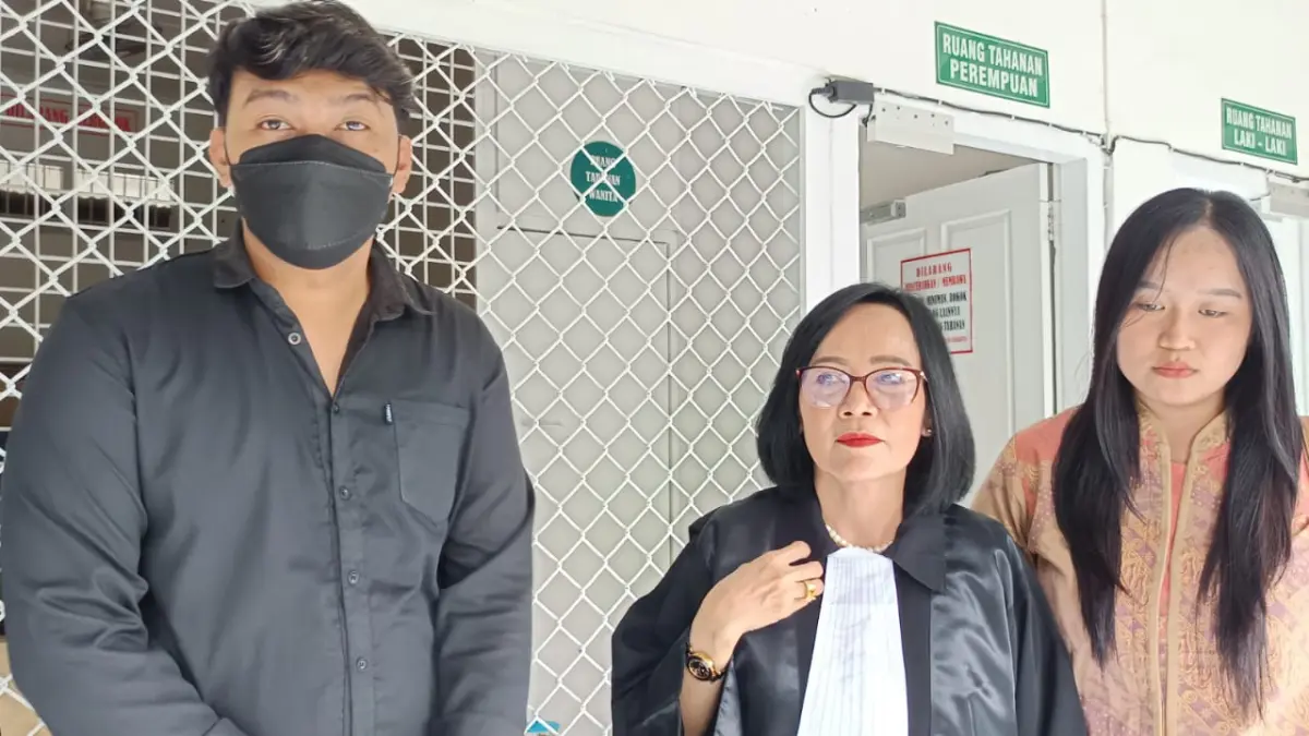 Kuasa hukum terdakwa Asri Purwanti membeberkan keterangan usai sidang. (A Christian/Radar Solo)
