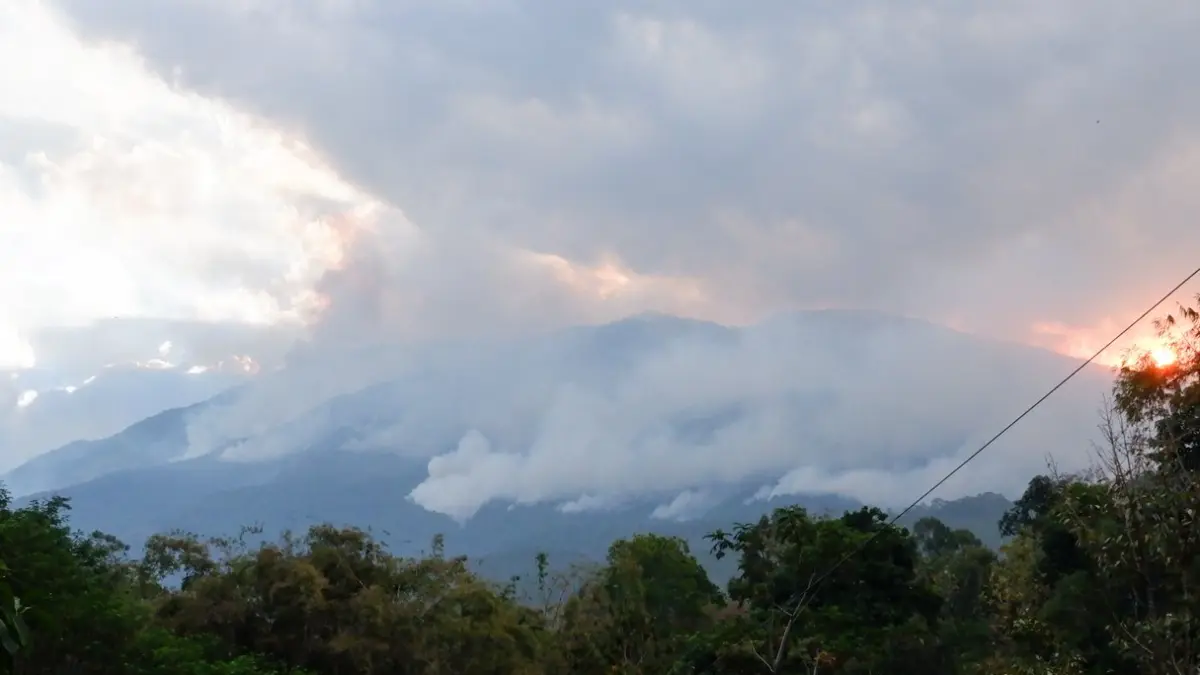 MENGEJUTKAN: Kebakaran Gunung Lawu terlihat dari Kecamatan Kendal, Kabupaten Ngawi, 1 Oktober 2023 silam. (DOK. RADAR SOLO)