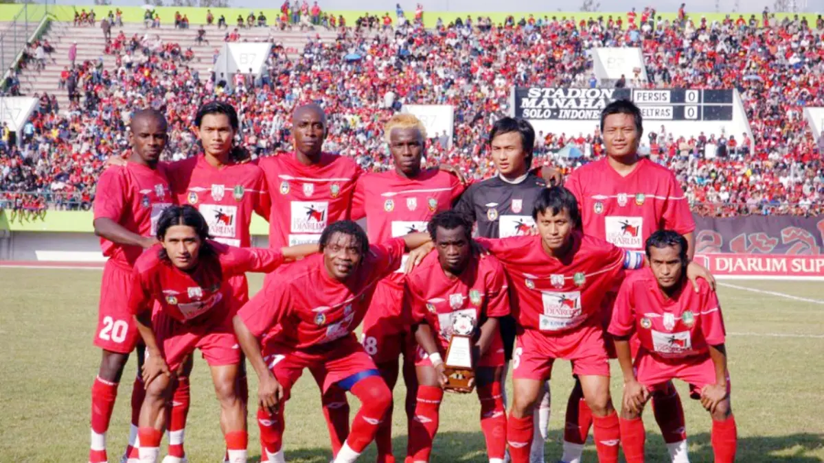 PANUTAN: Agung Setyobudi (depan dua dari kanan) jadi kapten Persis Solo di Divisi Utama 2007. (ANWAR MUSTAFA/RADAR SOLO)