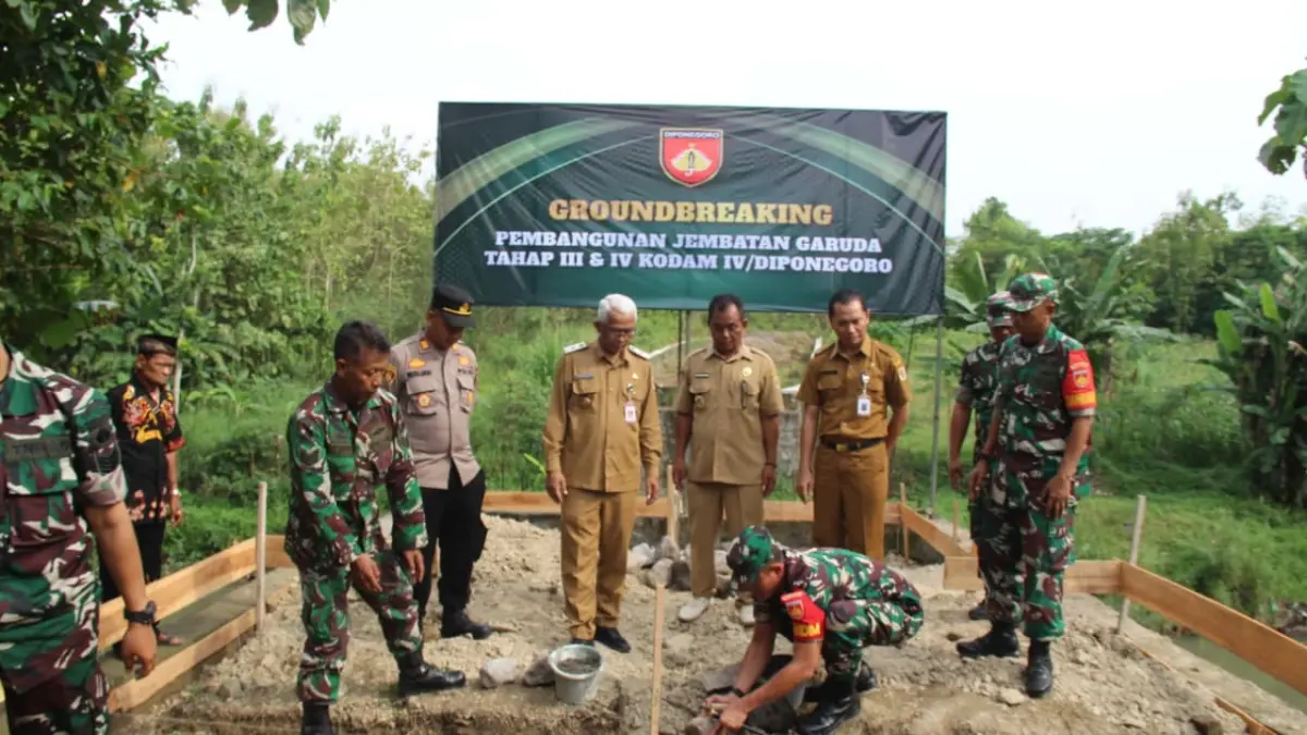 Pelaksanaan groundbreaking oleh Dandim 0723/Klaten Letkol Inf Slamet Hardianto di Desa Karangpakel, Kecamatan Trucuk. (Dokumentas Kodim Klaten)