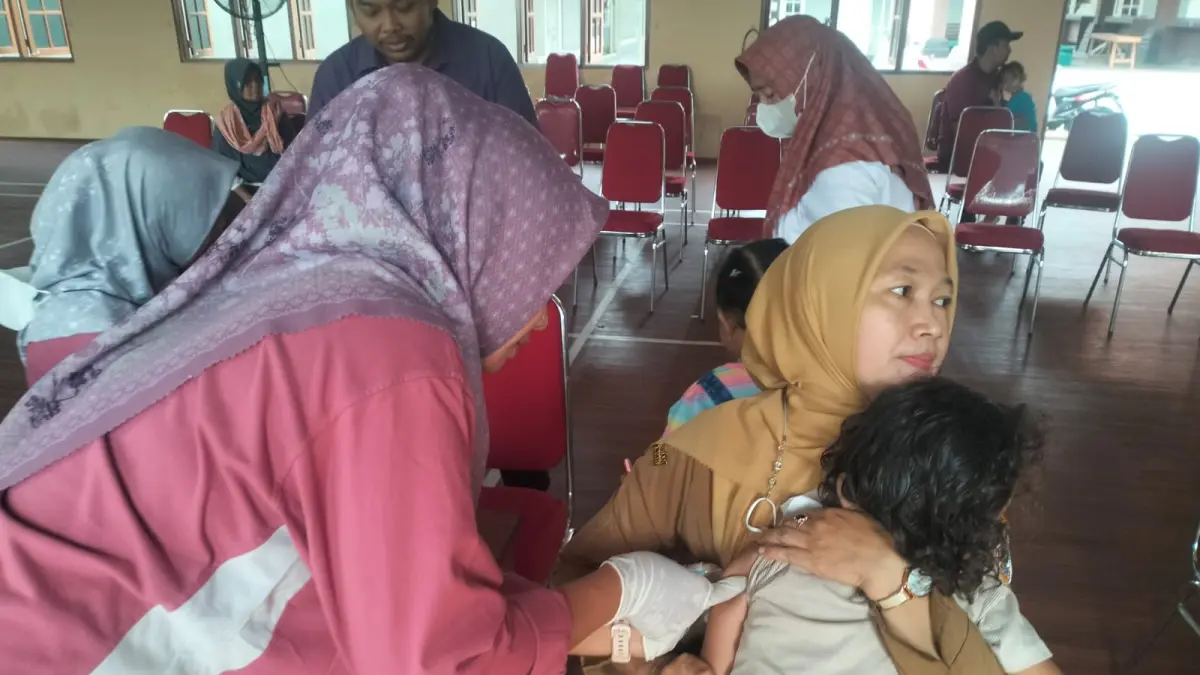 Pelaksanaan vaksinasi di sejumlah desa maupun kelurahan yang dilaksanakan secara bertahap di Klaten. (Angga Purenda/Radar Solo)
