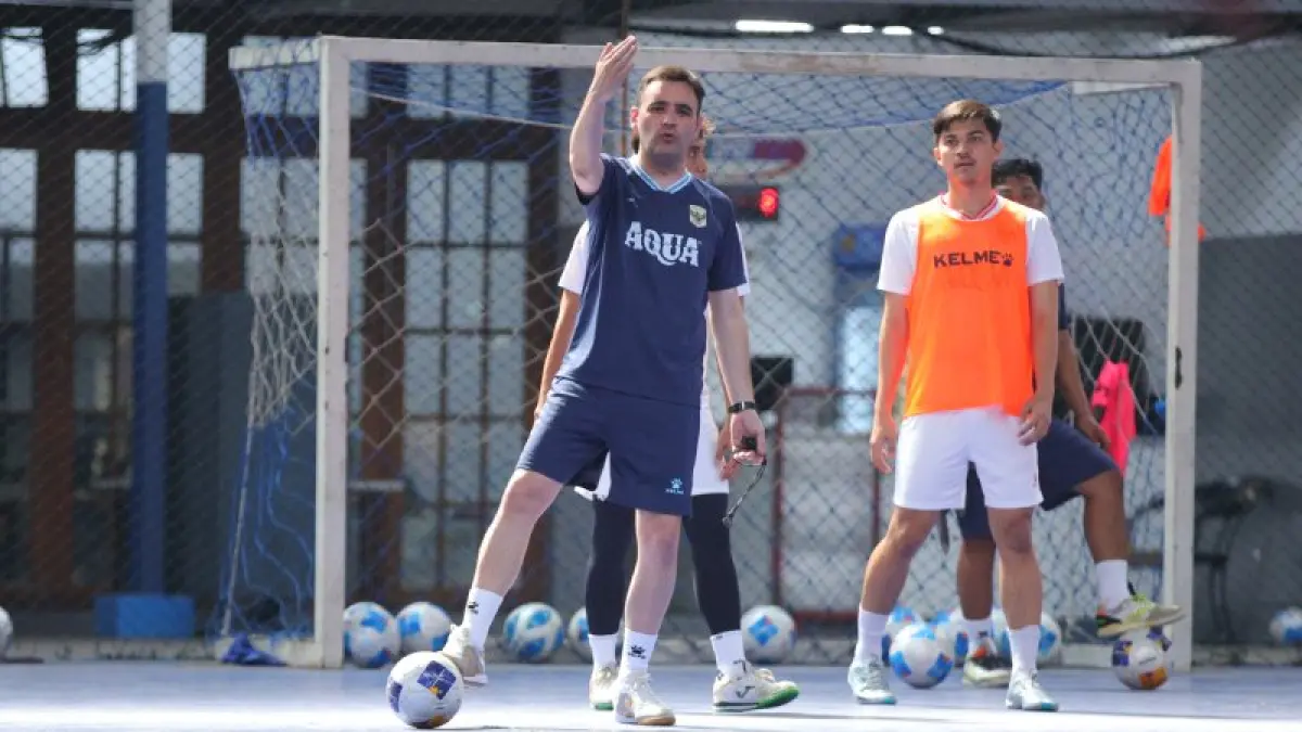 Pelatih Kepala Timnas Futsal Indonesia Hector Souto saat memberiinstruksi ke pemainnya. (DOK. FFI)