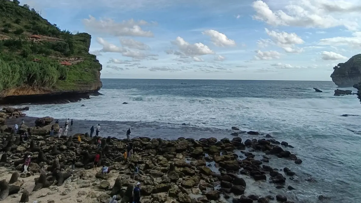 Pengunjung menikmati keindahan Pantai Klotok, Wonogiri. (IWAN ADI/RADAR SOLO)