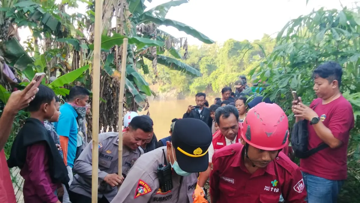 Polisi dan relawan evakuasi jasad pria dari Sungai Bengawan Solo di Kecamatan Ngrampal, Sragen, Rabu (1/4/2026) sore. (Ahmad Khairudin/Radar Solo)