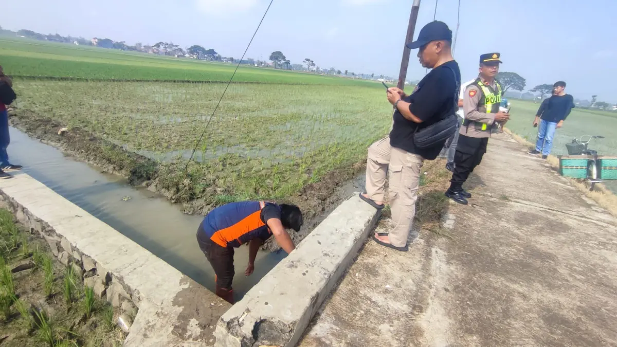 Polres Sragen dibantu Polda Jateng menggelar olah TKP temuan mayat diduga pembunuhan di Desa Tangkil, Kecamatan Sragen, Rabu (1/4/2026). (Ahmad Khairudin/Radar Solo) 