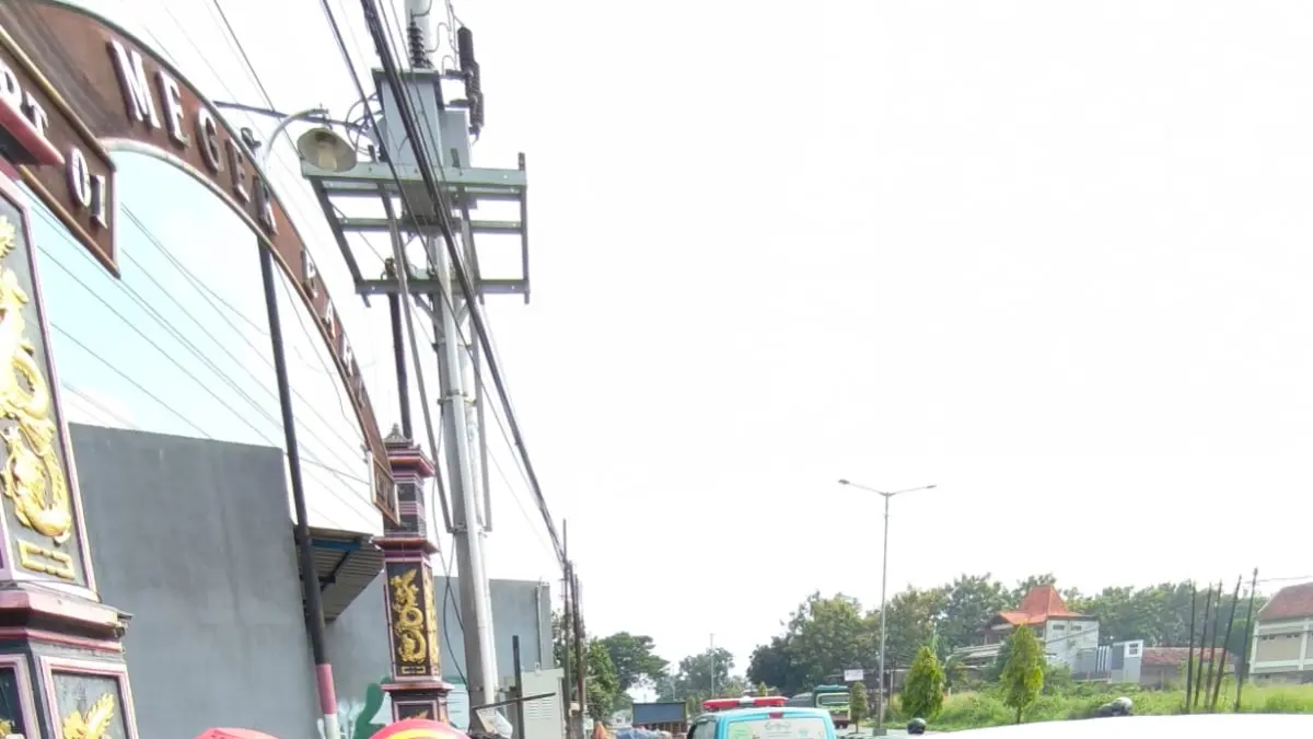 Proses evakuasi terhadap remaja yang ditemukan meninggal di dalam mobil di tepi Jalan Solo-Jogja, Ceper, Klaten. (Dokumentasi Polsek Ceper)