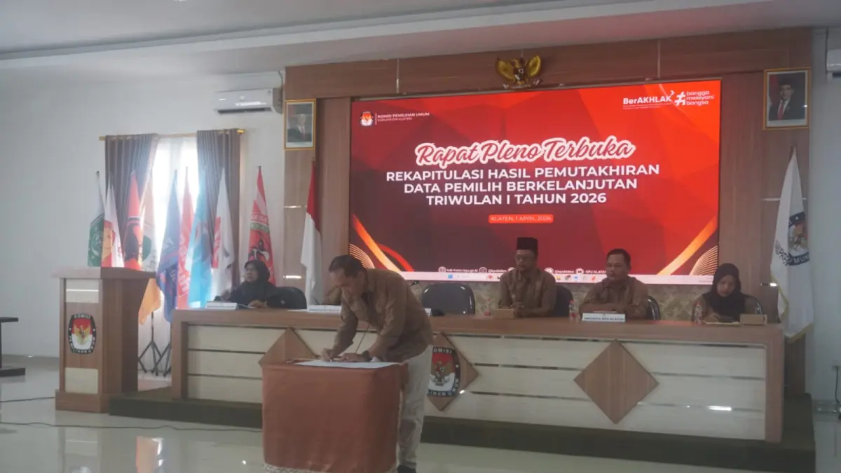 Rapat pleno terbuka rekapitulasi hasil pemutakhiran data pemilih berkelanjutan (PDPB) Triwulan I Tahun 2026 di Aula Kantor KPU Klaten, Rabu (1/4/2026).