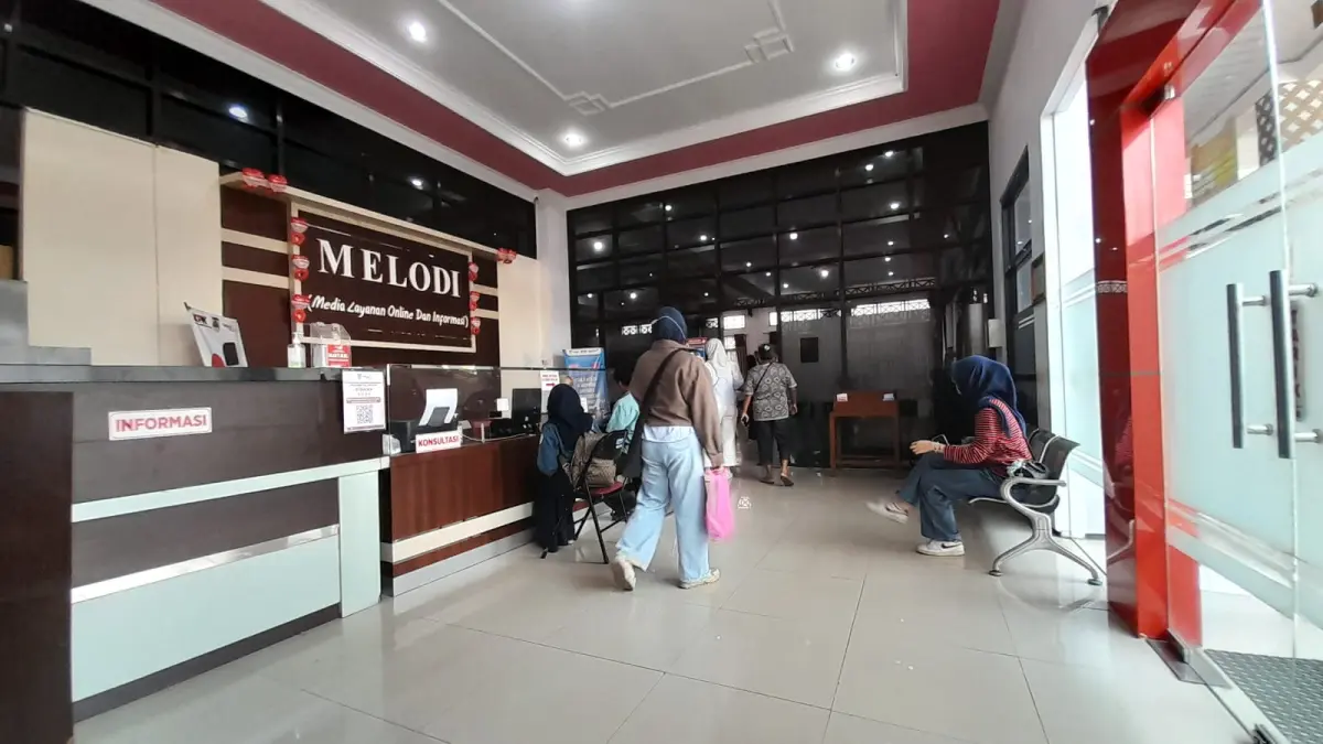 Warga mengurus adminduk di kantor Disdukcapil Sukoharjo, Rabu (1/4). Disdukcapil klaim stok blangko e-KTP aman hingga April 2026. (IWAN KAWUL)