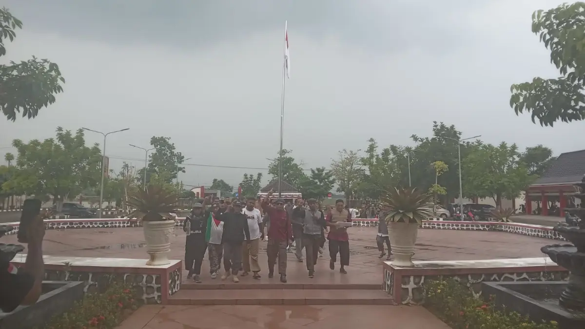 Anggota Laskar Islam Indonesia dari Masjid Al Islam Sonosewu, Desa Wirun, Kecamatan Mojolaban geruduk kantor DPRD Sukoharjo, Kamis (2/4). (IWAN KAWUL/RADAR SOLO)