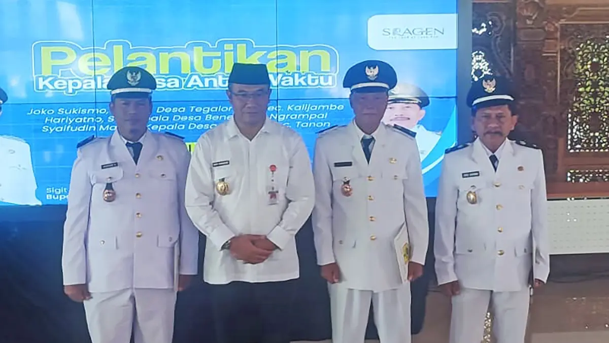 Bupati Sragen Sigit Pamungkas (dua dari kiri) usai melantik tiga kades PAW, Kamis (2/4/2026). (Ahmad Khairudin/Radar Solo)