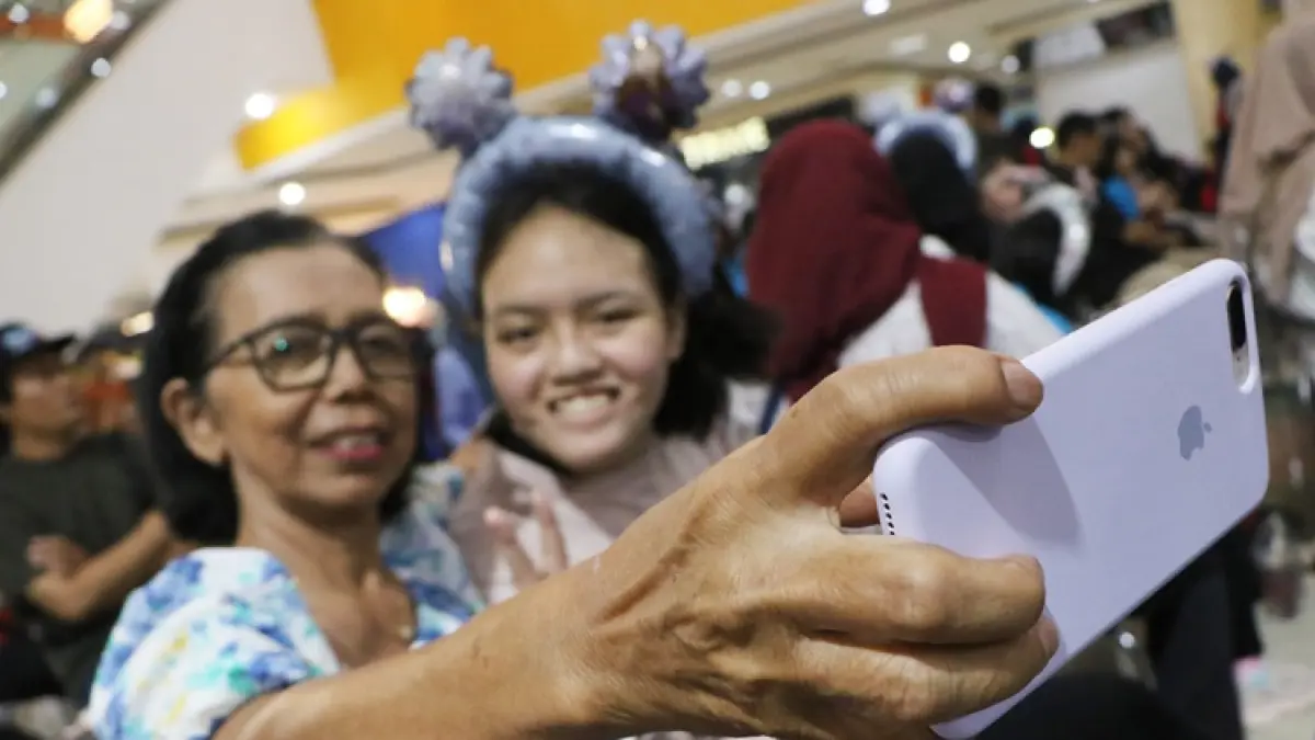 Ibu dan anak swafoto di sela peringatan World Autism Awareness Day di Neo Solo Grand Mall, Kamis (2/4), yang dihadiri Gusti Sura dan Wawali Astrid Widayani. (ARIEF BUDIMAN/RADAR SOLO)