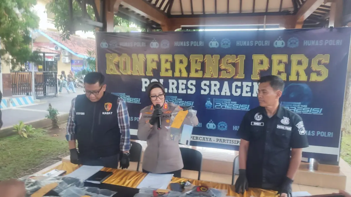 Kapolres Sragen AKBP Dewiana Syamsu Indyasari menunjukkan barang bukti kasus pembunuhan di Desa Tangkil, Kecamatan Sragen. (Ahmad Khairudin/Radar Solo) 