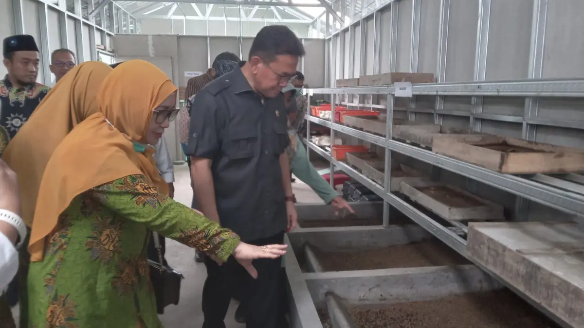 Mendag RI Budi Santoso saat&nbsp; mengunjungi budi daya magot yang dikelola Pengurus Daerah Aisyiyah Kabupaten Sukoharjo di Kampung Pokakan, Kelurahan Jetis, Kecamatan Sukoharjo Kota, Kamis (2/4).