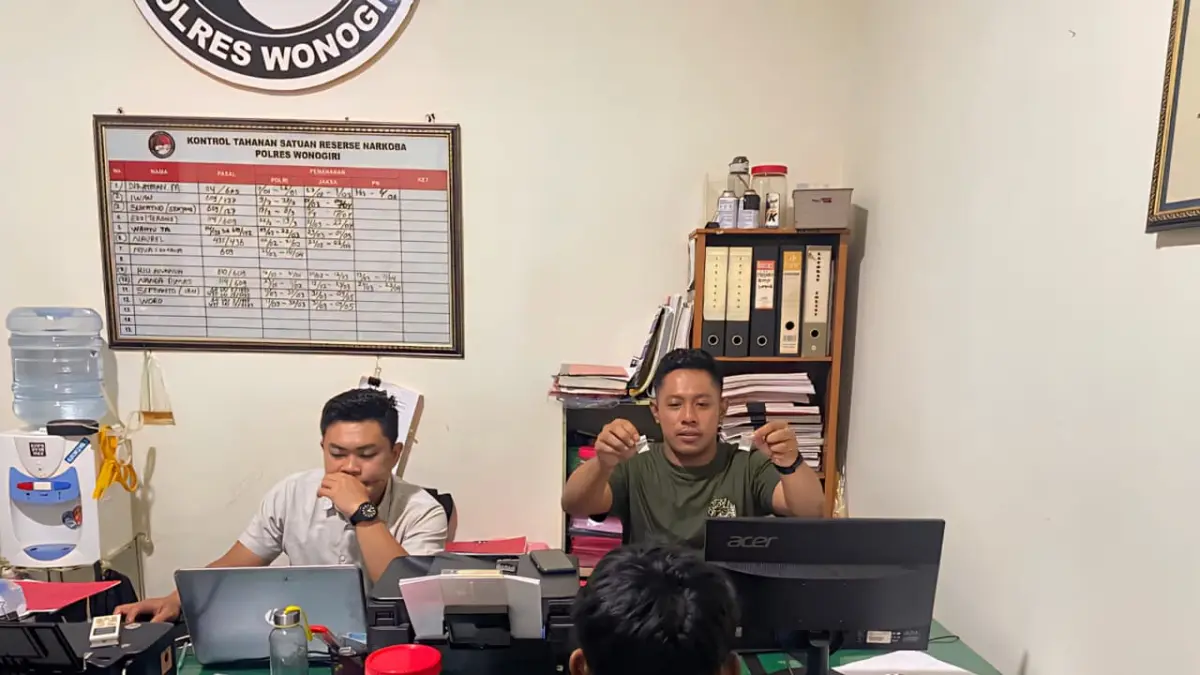 NC alias Kepok (40), warga Kota Solo, diperiksa anggota Satresnarkoba Polres Wonogiri. (DOK.POLRES WONOGIRI)
