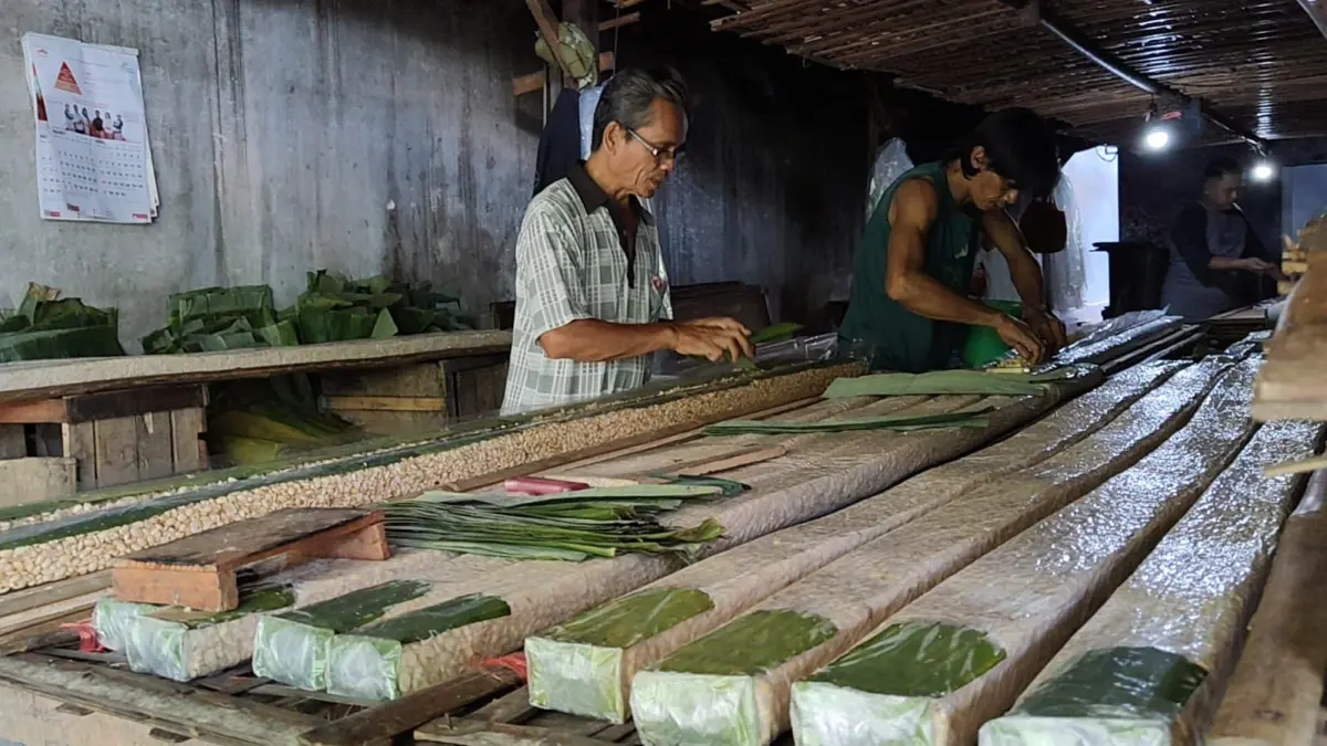 Pelaku UMKM pembuatan tempe di Boyolali terdampak langsung menggilanya harga kedelai. (ABDUL KHOFID/RADAR SOLO)
