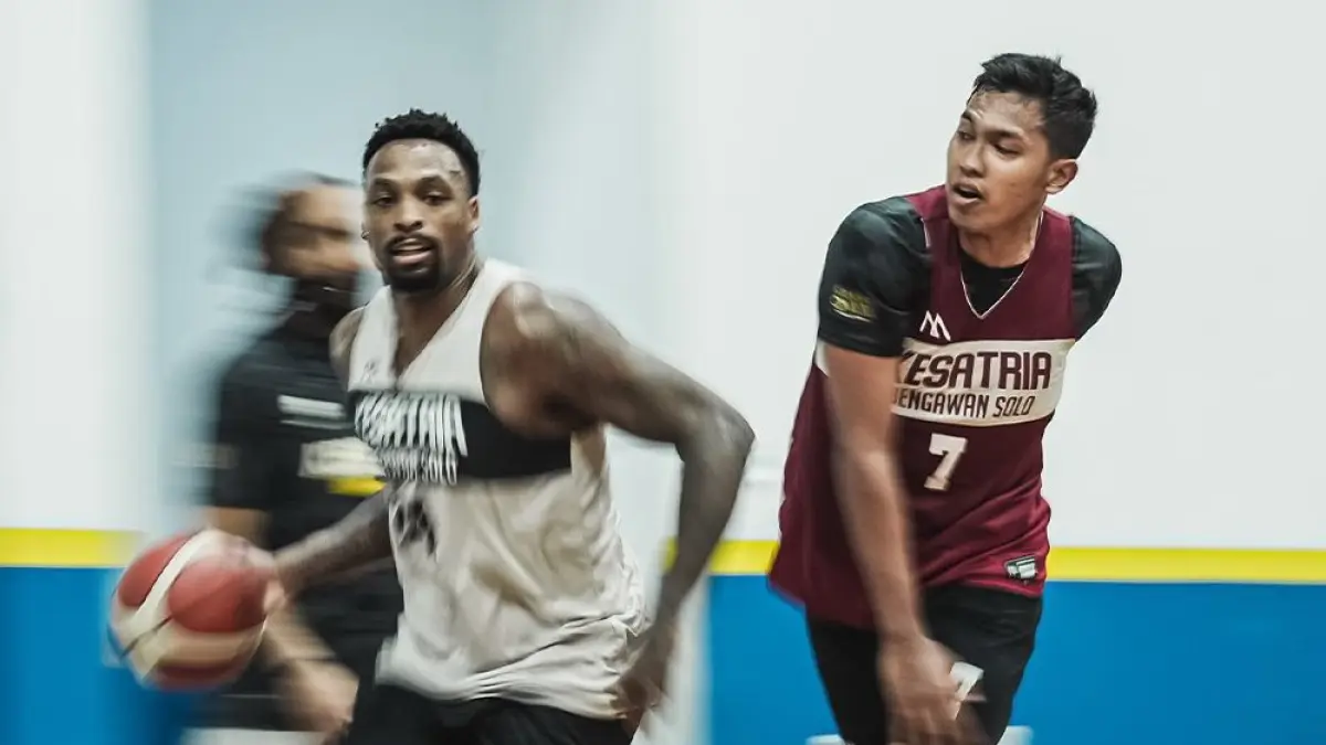 PEMANASAN: Pemain Kesatria Bengawan Solo saat jalani sesi latihan bersama tim. (INSTAGRAM: @kesatriabengawansolo)